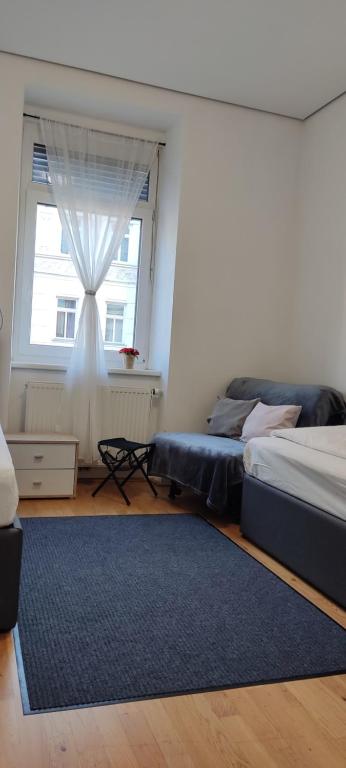 um quarto com 2 camas e uma janela em ABAI Apartments 1140 only WWW-On-line-Check-in & SelfService em Viena
