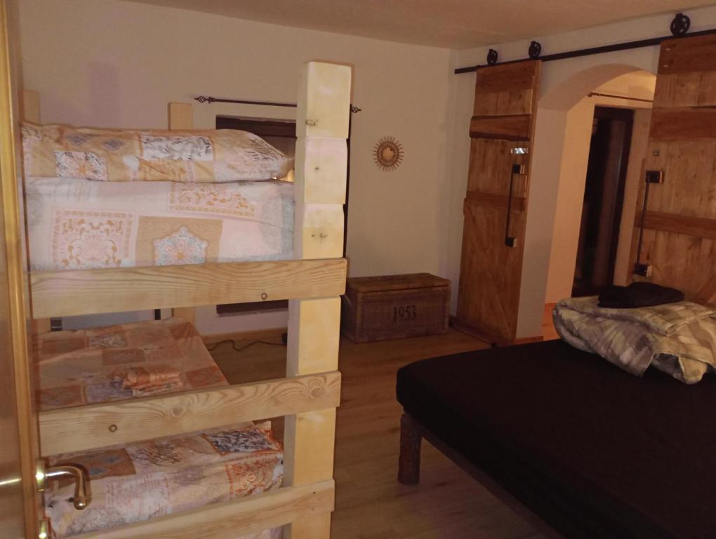 Postel nebo postele na pokoji v ubytování Chalet cima 12 Valle di Sella