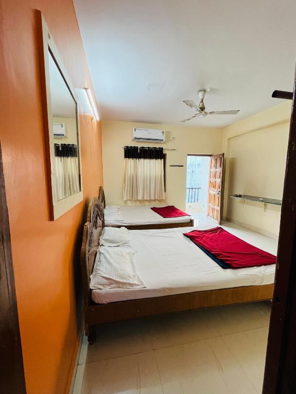 Postel nebo postele na pokoji v ubytování Hotel Raghunath Residency Niwas