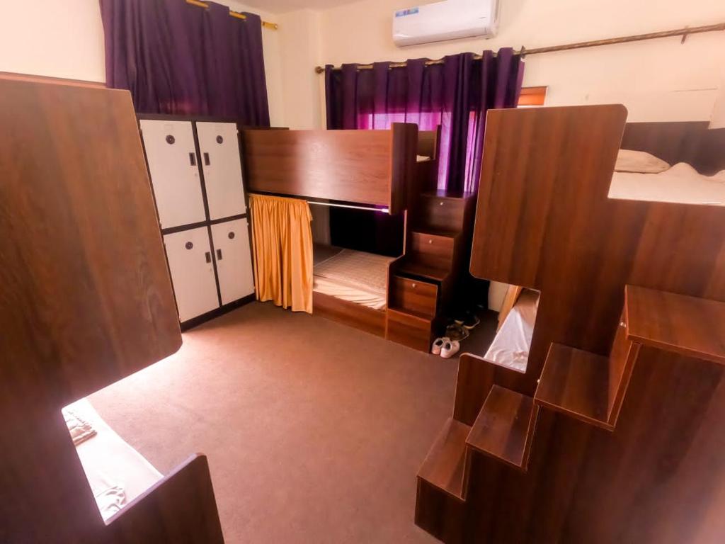 einen Blick über ein Zimmer mit einem Schlafzimmer in der Unterkunft Pizza Street Hostel in Aqaba