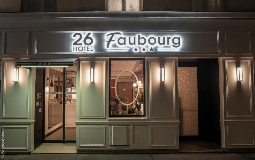 una tienda frente a un edificio con un cartel en 26 Faubourg - Ex-Hotel de Reims, en París