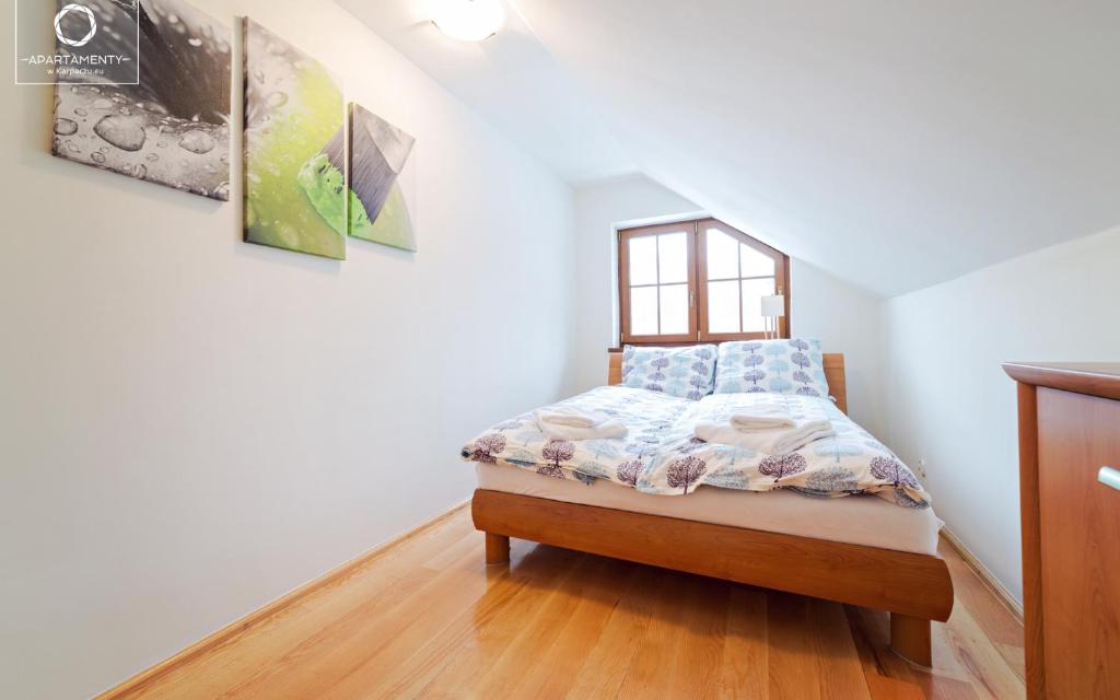 Posteľ alebo postele v izbe v ubytovaní Wonder Home - Apartamenty z balkonami blisko centrum Karpacza