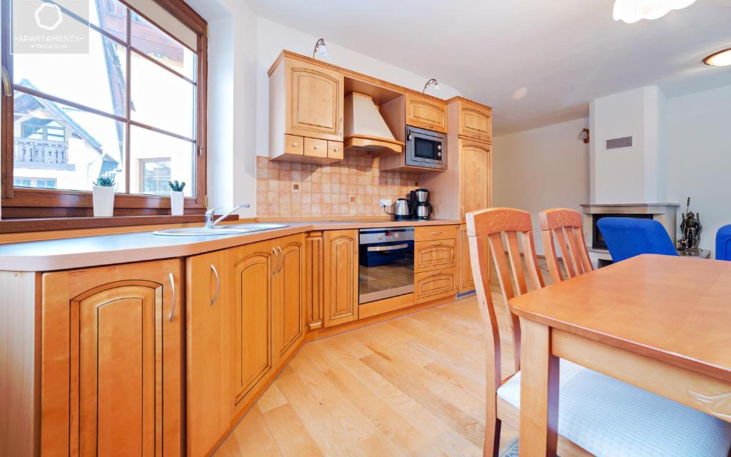 Kuchyňa alebo kuchynka v ubytovaní Wonder Home - Apartamenty z balkonami blisko centrum Karpacza