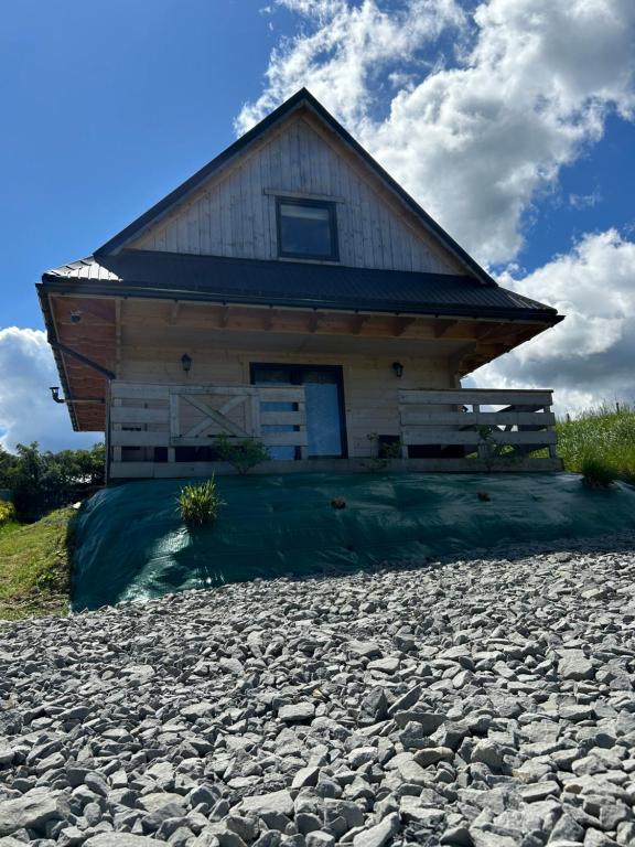 Srokowa Hacjenda في كشيجوا: منزل على ارض صخرية مع مبنى