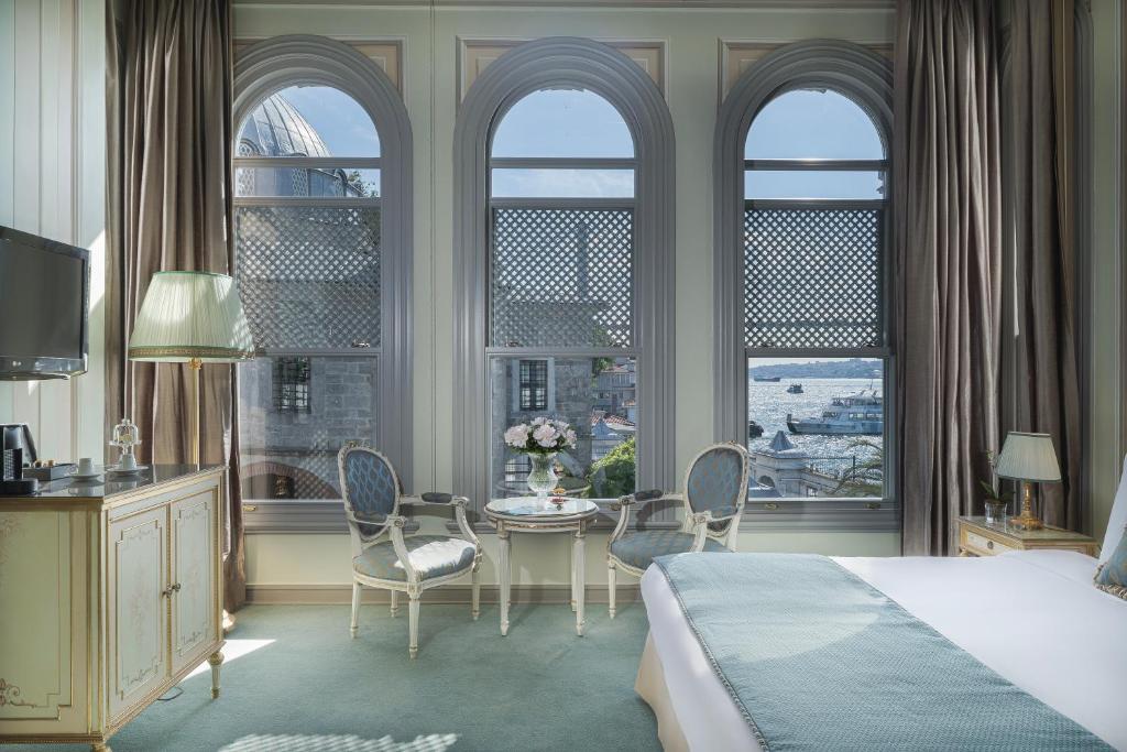 A television and/or entertainment centre at Bosphorus Palace Hotel