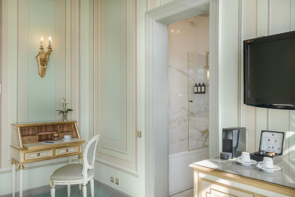 A television and/or entertainment centre at Bosphorus Palace Hotel