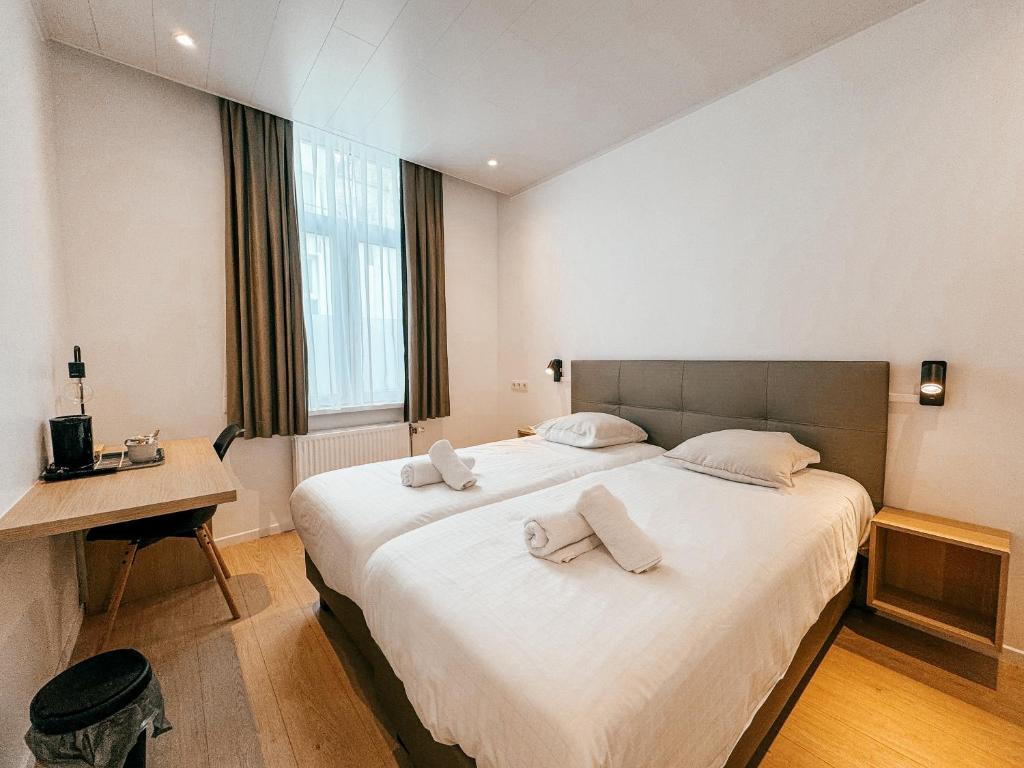 Postel nebo postele na pokoji v ubytování Alpha Hotel