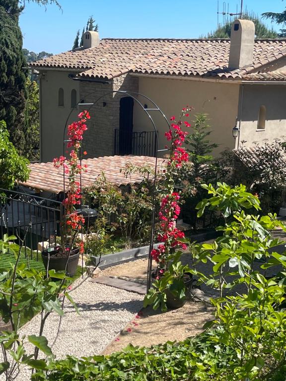 Zahrada ubytování Magnifique Chalet avec jacuzzi 2P Mougins