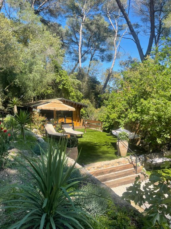 Zahrada ubytování Magnifique Chalet avec jacuzzi 2P Mougins