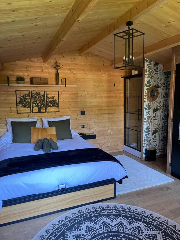 Postel nebo postele na pokoji v ubytování Magnifique Chalet avec jacuzzi 2P Mougins