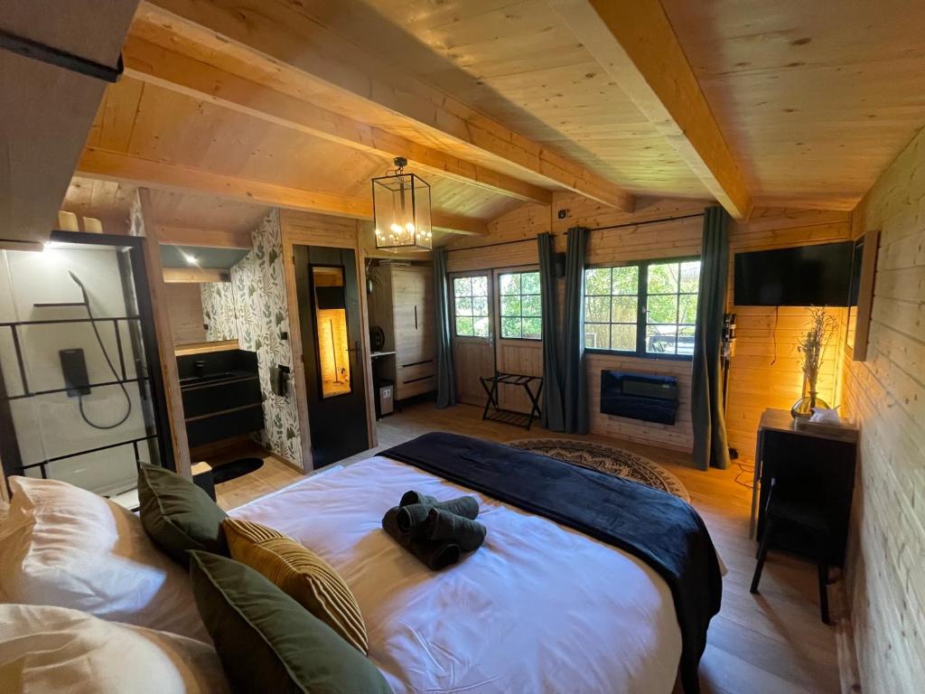 Postel nebo postele na pokoji v ubytování Magnifique Chalet avec jacuzzi 2P Mougins