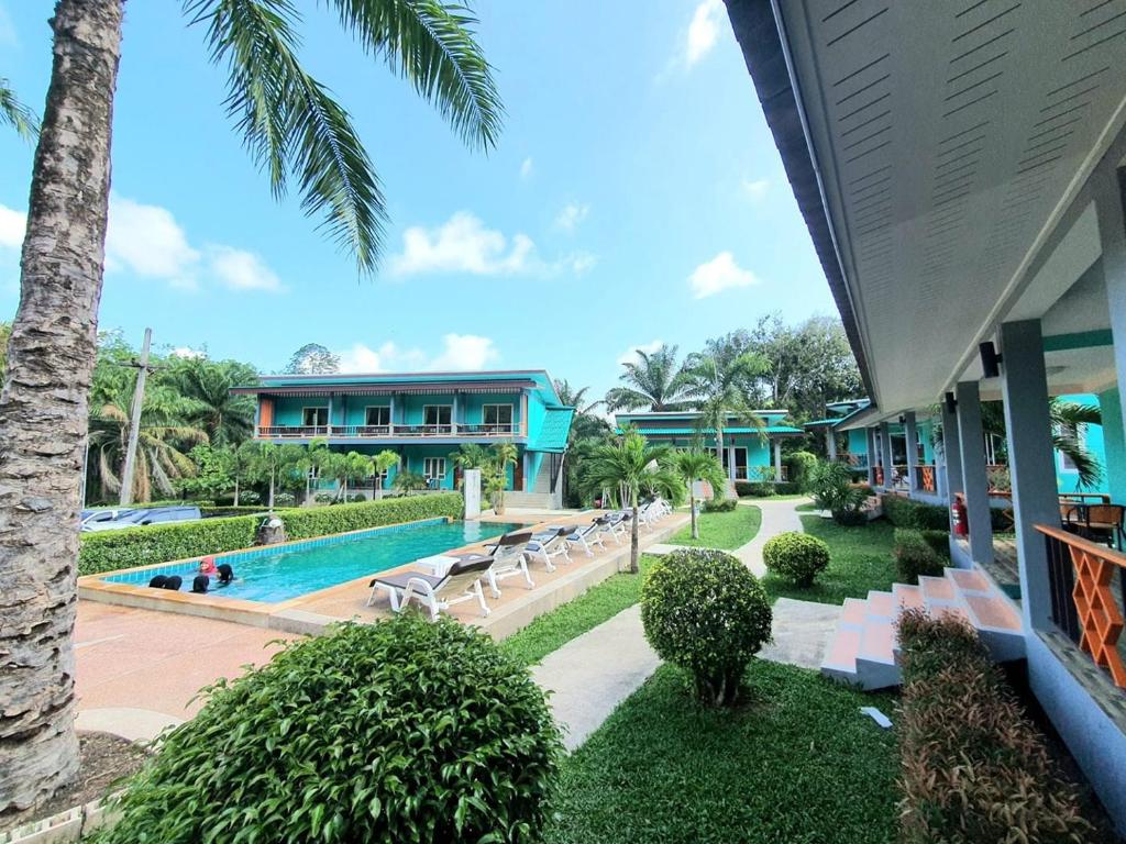 Bazén v ubytování Tum Mai Kaew Lanta Resort nebo v jeho okolí