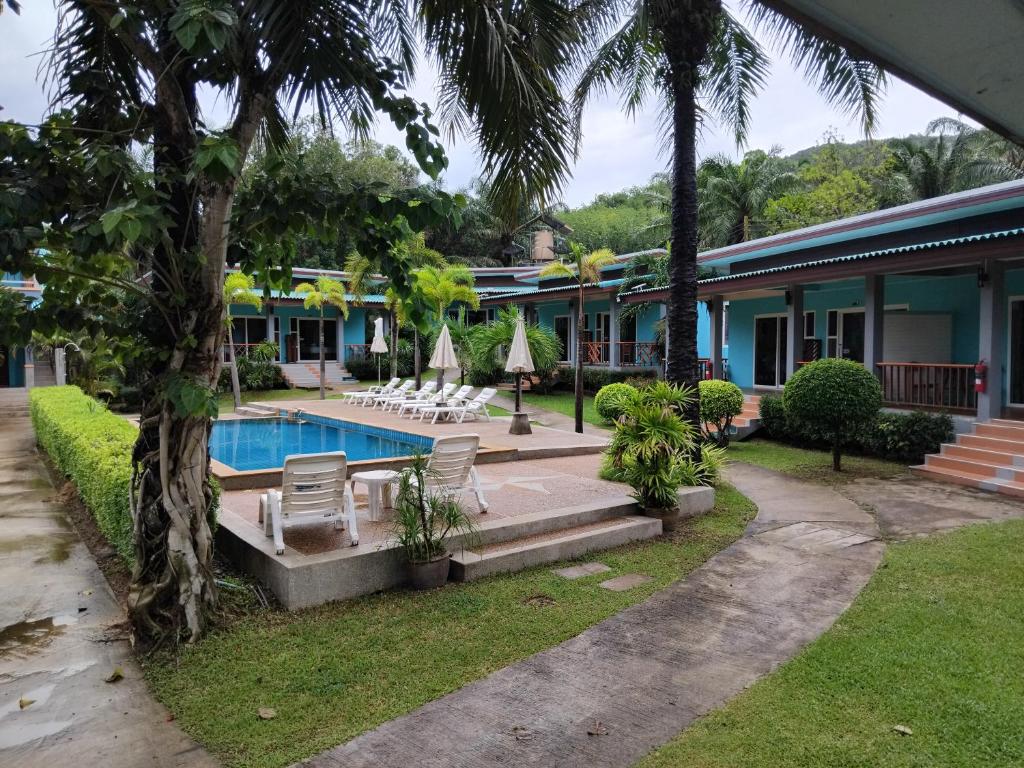 Bazén v ubytování Tum Mai Kaew Lanta Resort nebo v jeho okolí
