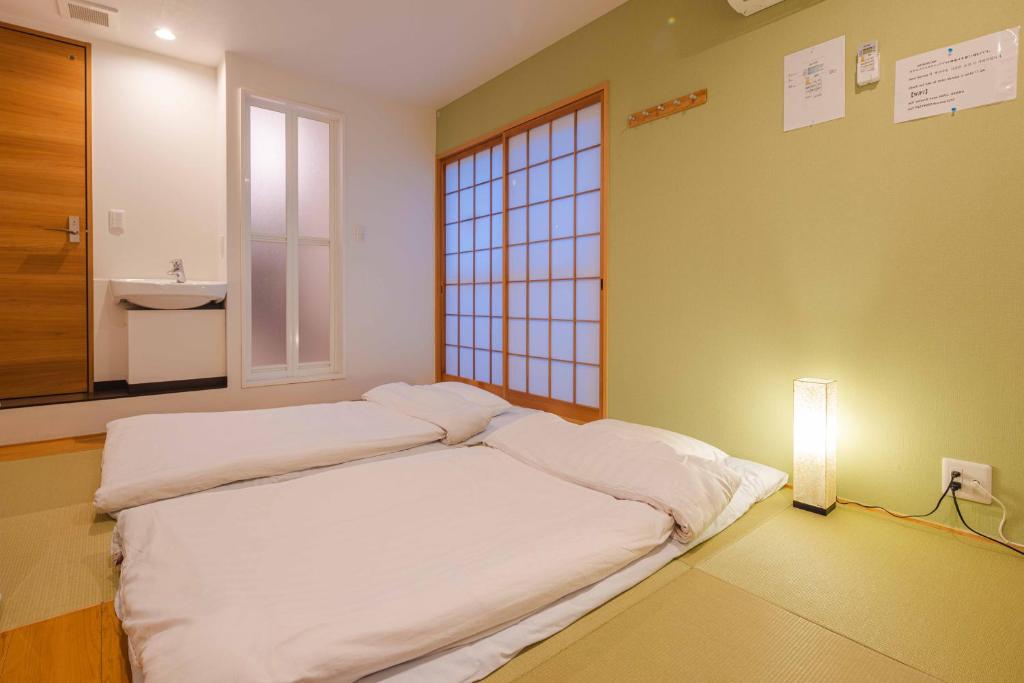 Postel nebo postele na pokoji v ubytování Miro Hotel Momodanikoen-mae