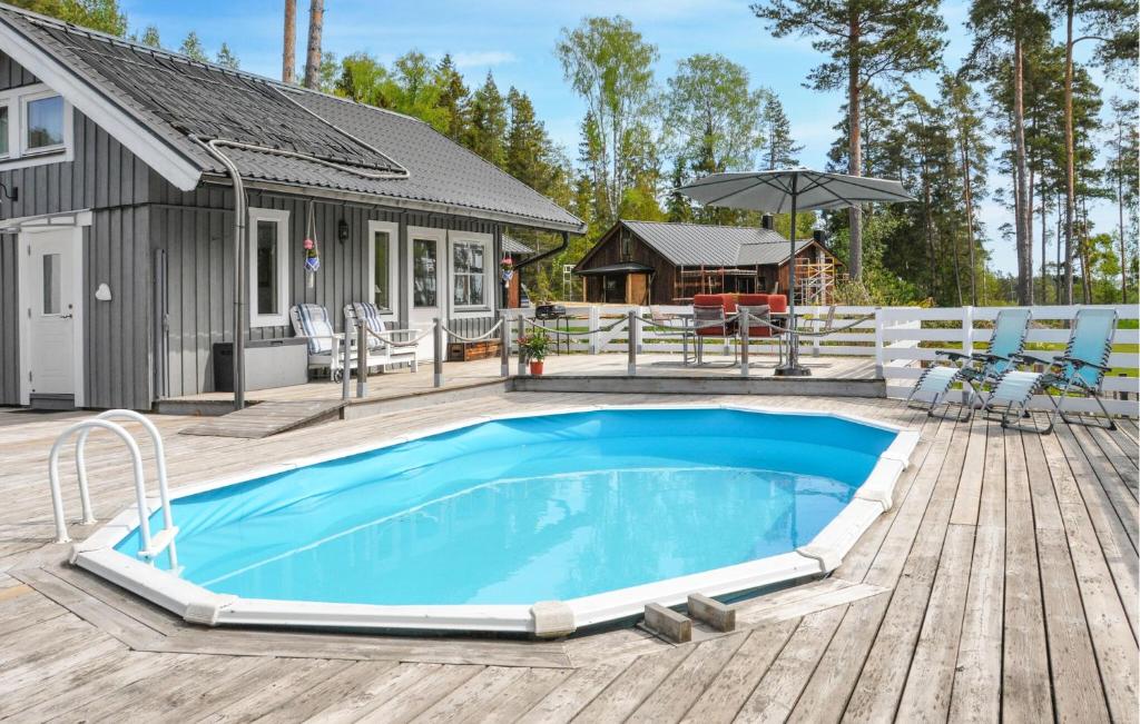 Bazén v ubytování Amazing Home In Hammarö With Lake View nebo v jeho okolí