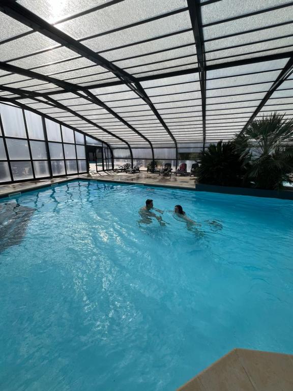 Bazén v ubytování Mobil home confort XL,camping la pommeraie, piscine et océan, concarneau et pont aven nebo v jeho okolí
