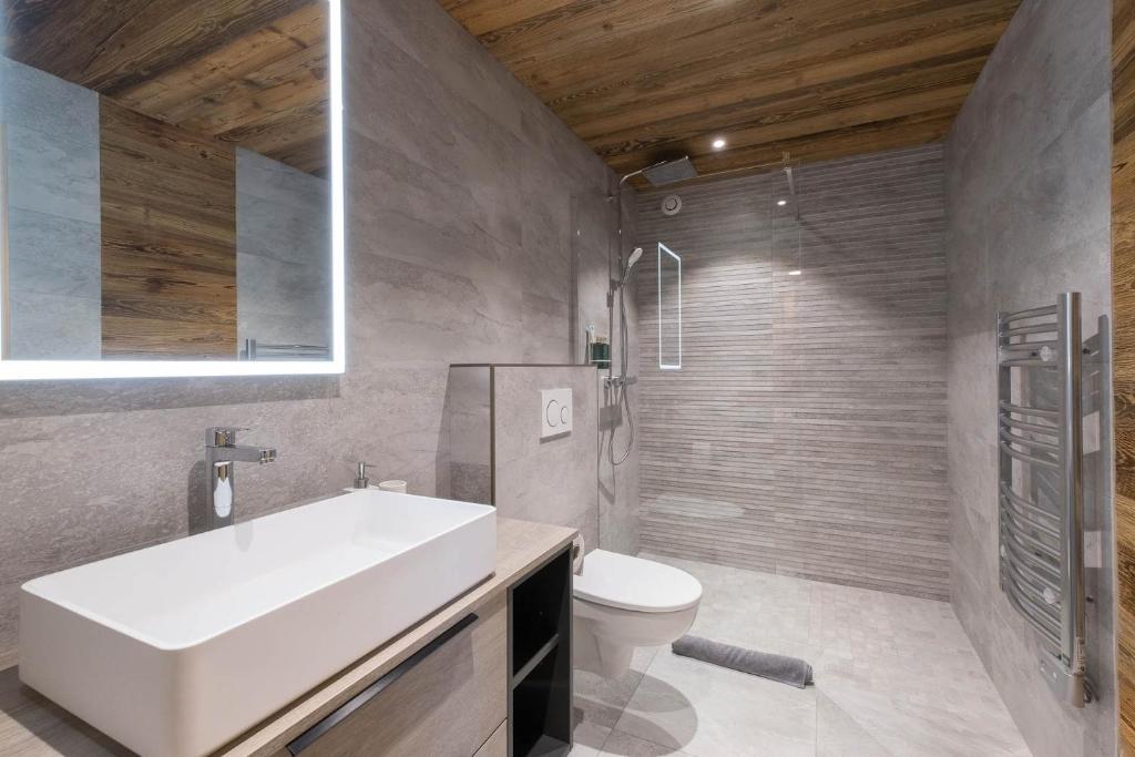 Koupelna v ubytování Chalet Familial Spacieux Le Spencer Grand Luxe Châtel