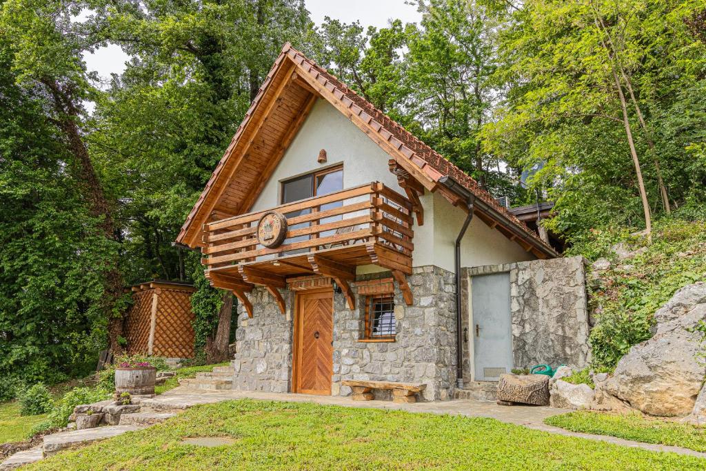 una piccola casa con tetto in legno di Vineyard Cottage Rataj 2 a Novo Mesto