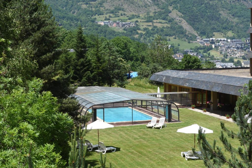 widok na dom z basenem w obiekcie RVHotels Tuca w mieście Vielha