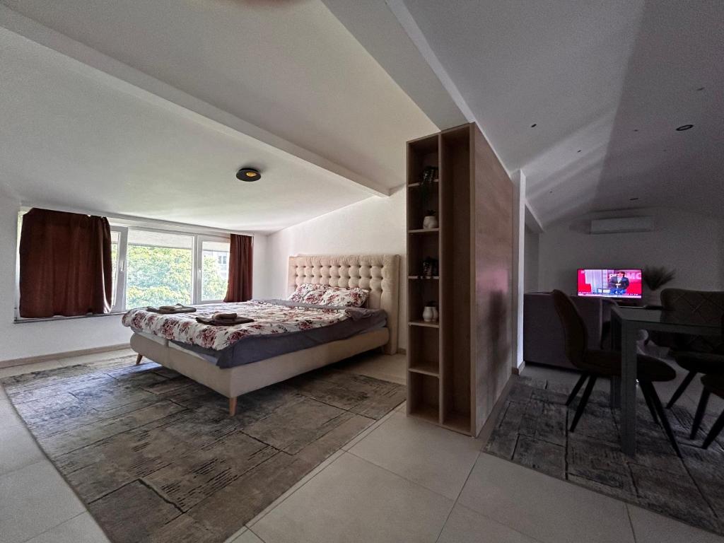 科查尼的住宿－Anton Lux Apartment，一间卧室配有一张床、一张桌子和一个窗户。