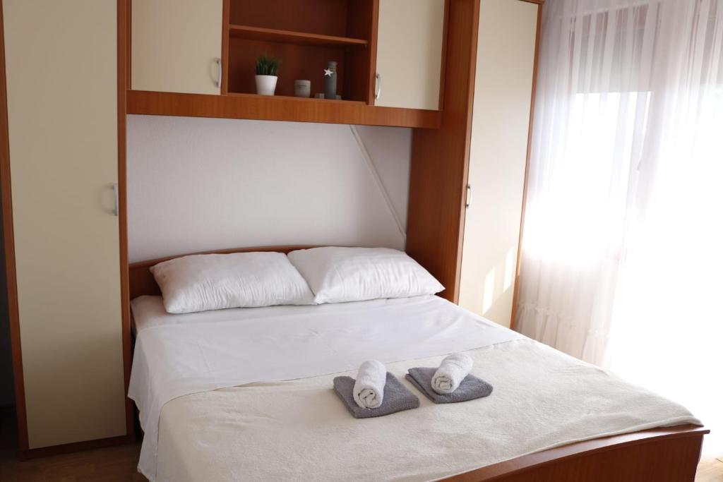 Łóżko lub łóżka w pokoju w obiekcie Holiday Home Maslina