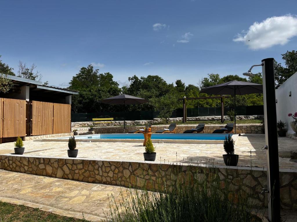 Basen w obiekcie Holiday Home Maslina lub w pobliżu