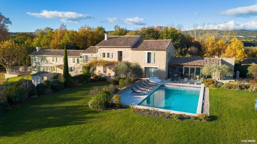 une vue aérienne d'une maison avec piscine dans l'établissement Le Mas Fanny Intimate version, à Gordes