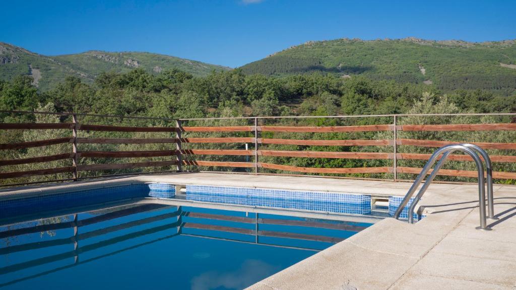 Bazén v ubytování El Refugio de Cristal nebo v jeho okolí