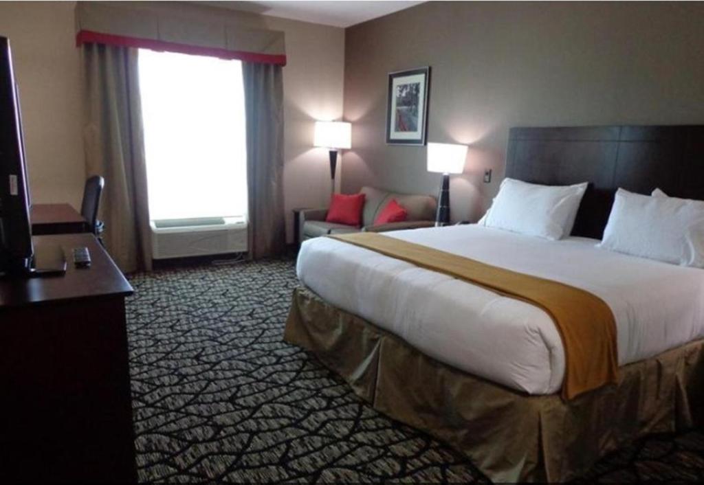 Holiday Inn Express and Suites Lubbock South, an IHG Hotel tesisinde bir odada yatak veya yataklar