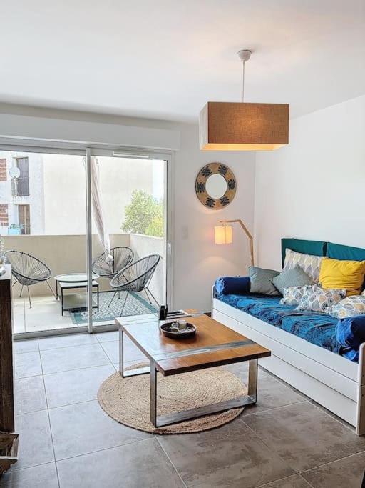 un salon avec un canapé et une table basse dans l'établissement Terrasse de L'Île-Rousse, à LʼÎle-Rousse