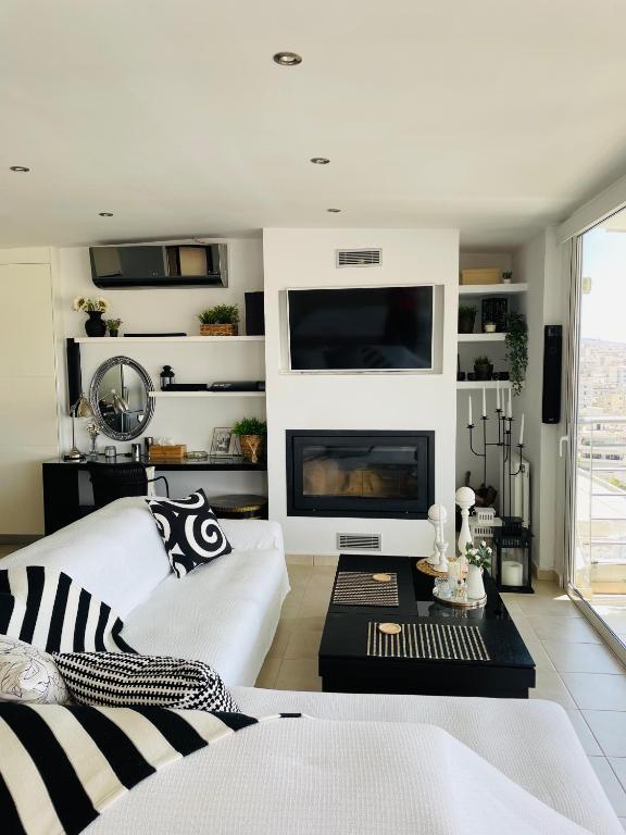 TV a/nebo společenská místnost v ubytování Sea View Luxury Studio Palaio Faliro