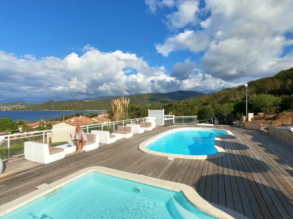 The swimming pool at or close to Résidence Aigue Marine