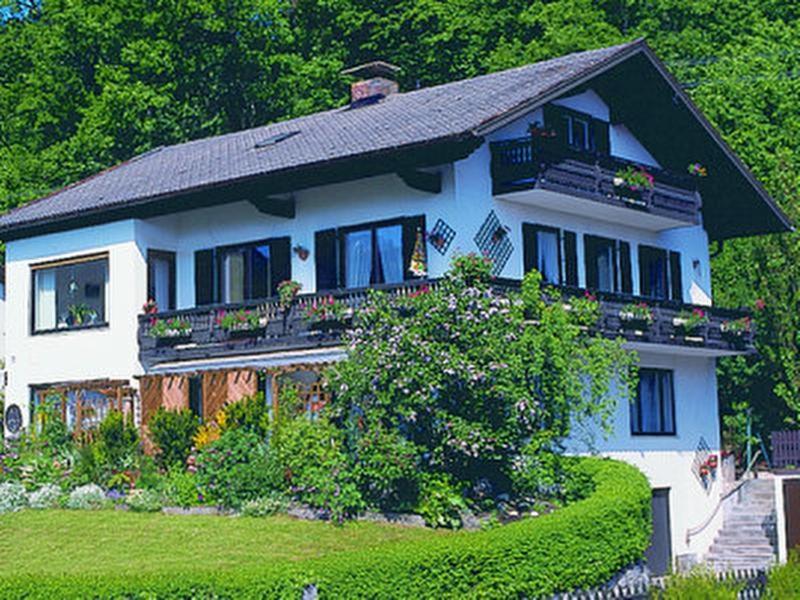 una gran casa blanca con un jardín delante de ella en Ferienwohnung Genzinger, en Bernau am Chiemsee
