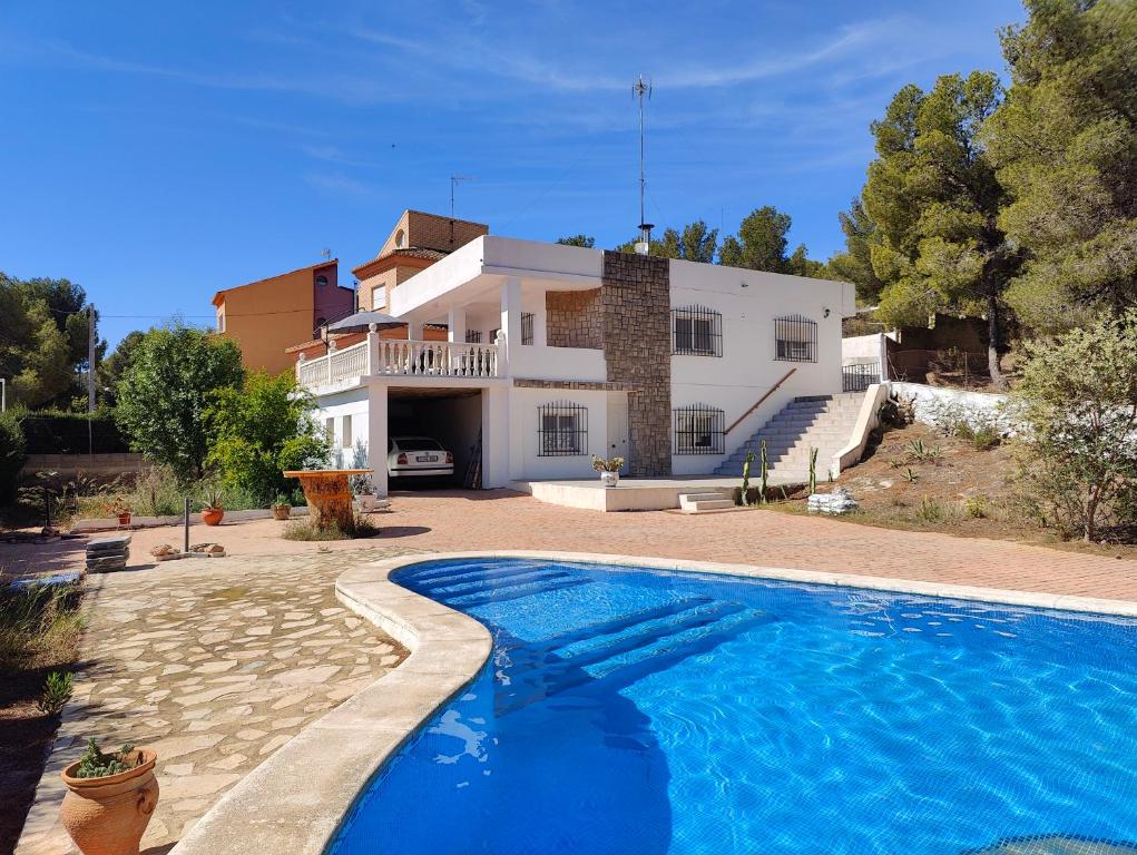 Hermosa casa con piscina en Náquera, Valencia في Náquera: فيلا بمسبح امام بيت