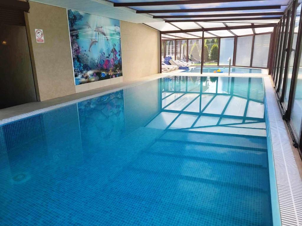 een groot zwembad in een gebouw bij Hotel SPA Activia in Jastrzębia Góra