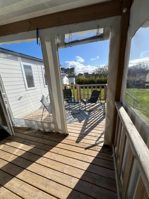 Balkón nebo terasa v ubytování Mobil home confort XL,camping la pommeraie, piscine et océan, concarneau et pont aven