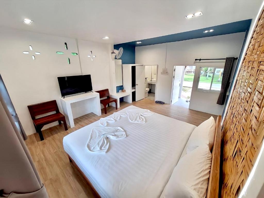 TV a/nebo společenská místnost v ubytování PAN Beachfront Resort Krabi