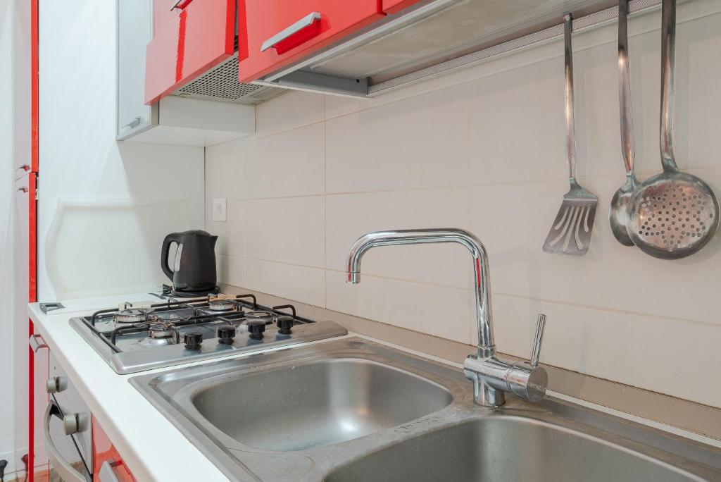 Kuchyň nebo kuchyňský kout v ubytování Villa Rosa con accesso sul mare