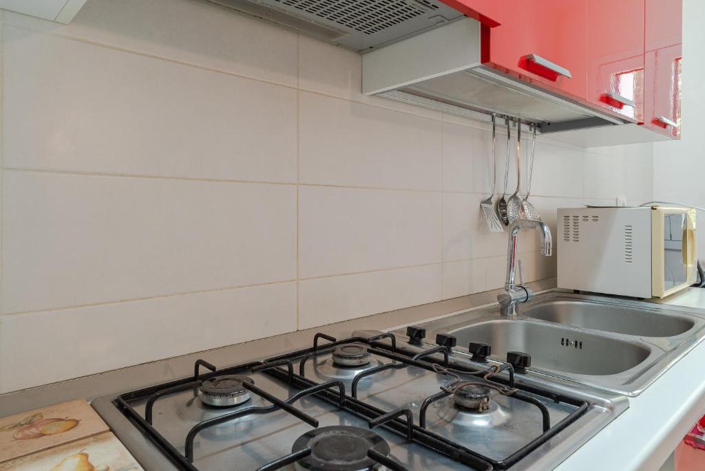 Kuchyň nebo kuchyňský kout v ubytování Villa Rosa con accesso sul mare