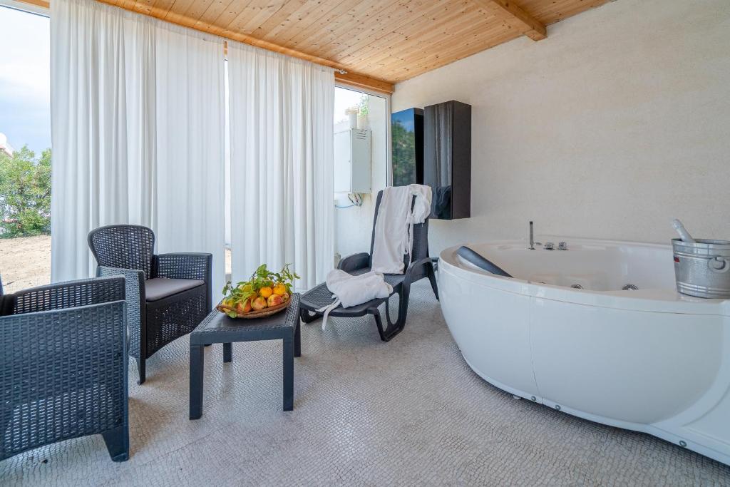 TV a/nebo společenská místnost v ubytování Villa Rosa con accesso sul mare