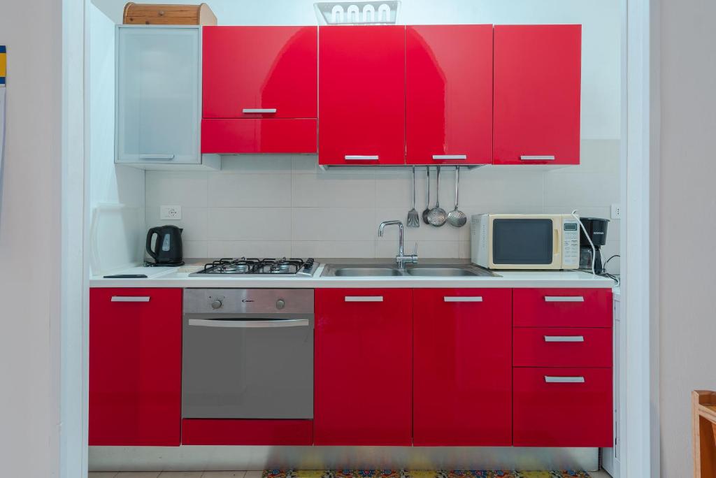 Kuchyň nebo kuchyňský kout v ubytování Villa Rosa con accesso sul mare