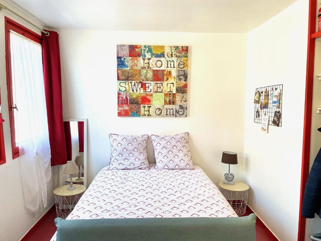 une chambre avec un lit et un tableau au mur dans l'établissement Studio Le cheval de Mers au coeur du centre équestre, à Mers-les-Bains