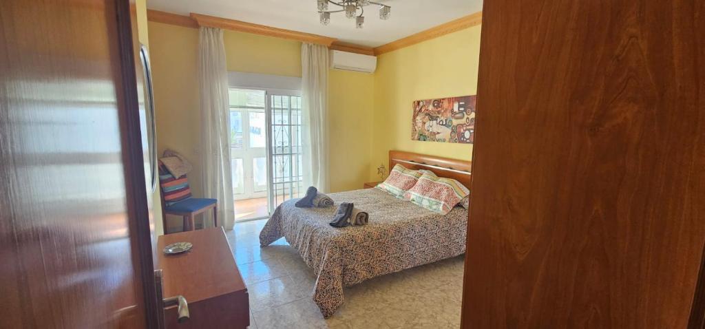 een kleine kamer met een bed en een raam bij Casa San José in Nerja