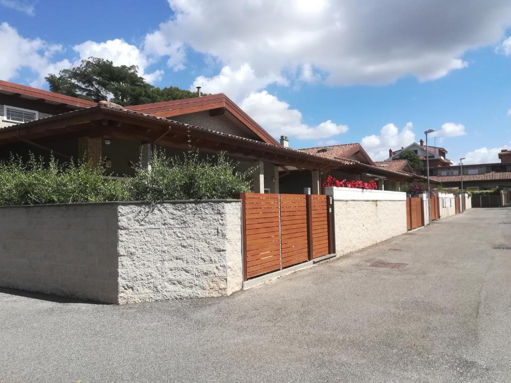 un edificio con un muro di contenimento e una recinzione di Alloggio Turistico Castel di Leva a Castel di Leva