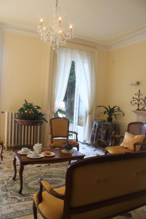 Posezení v ubytování Villa La Mirabella