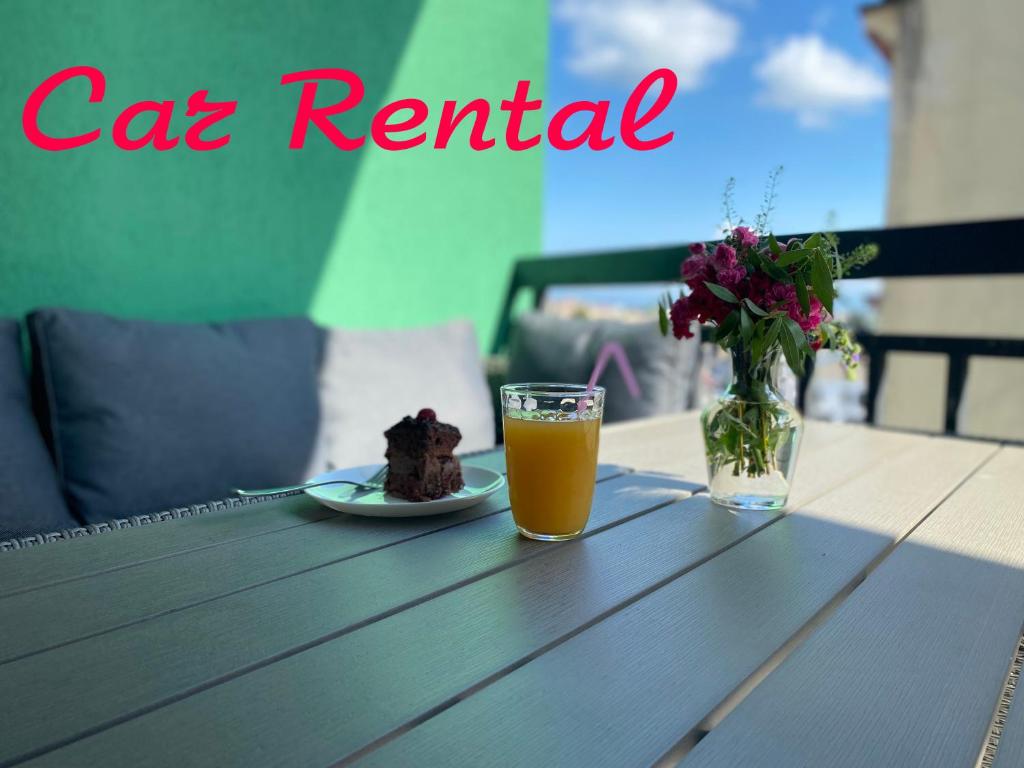 Home № 1 في كوتايسي: طاولة مع صحن من الكعك وكوب من عصير البرتقال