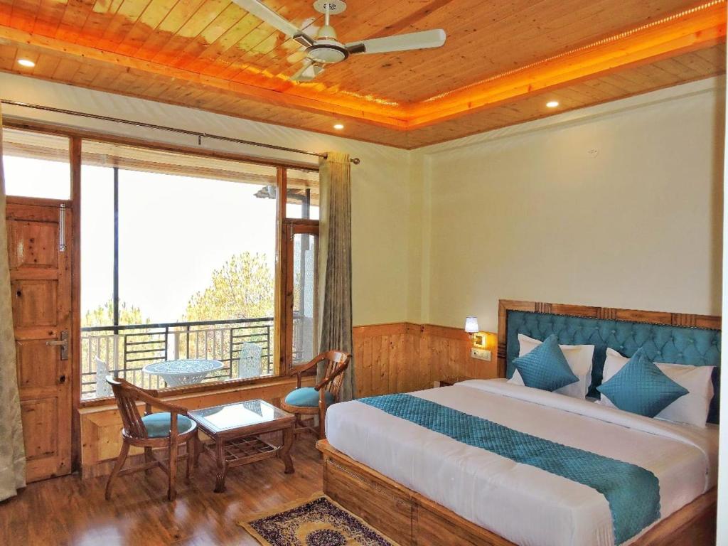 1 dormitorio con 1 cama grande y balcón en Auroville Home stay, en Shimla
