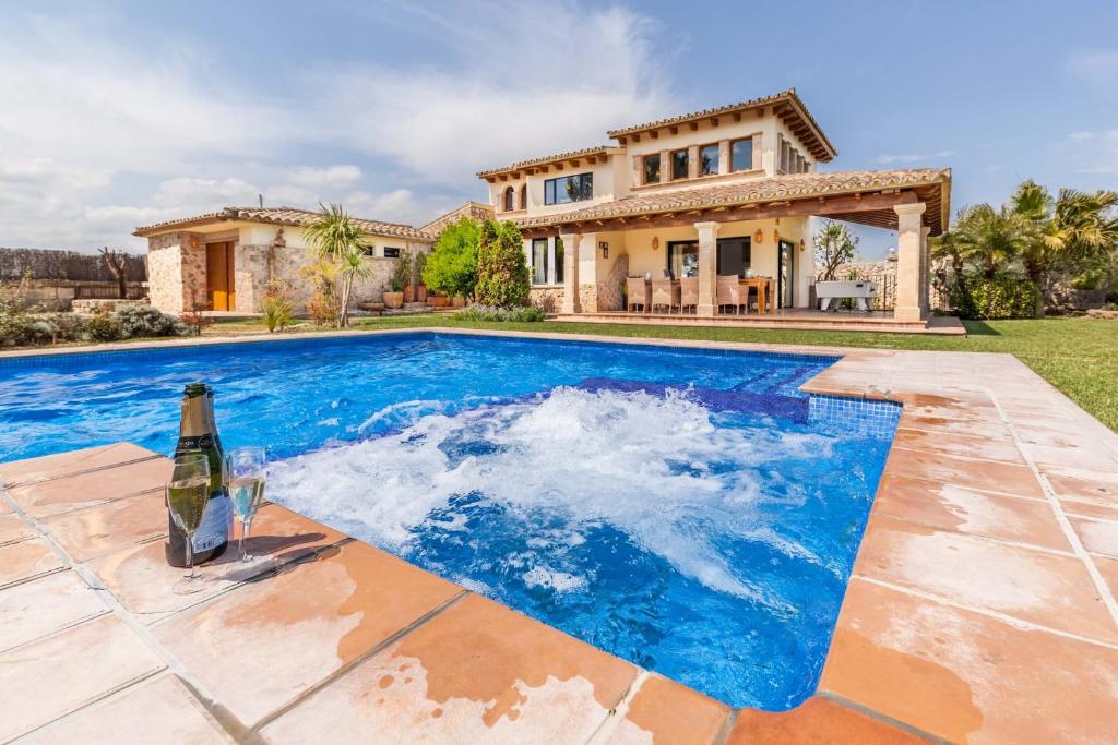 Bazén v ubytování Villa Cal Moliner by Sealand Villas nebo v jeho okolí