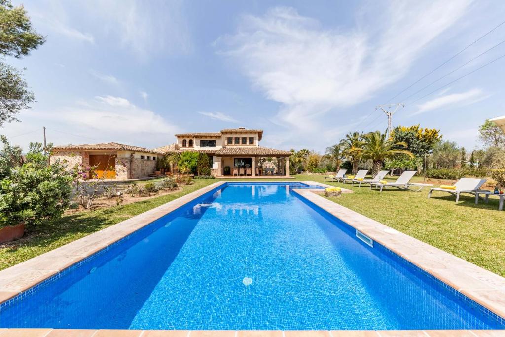 Bazén v ubytování Villa Cal Moliner by Sealand Villas nebo v jeho okolí