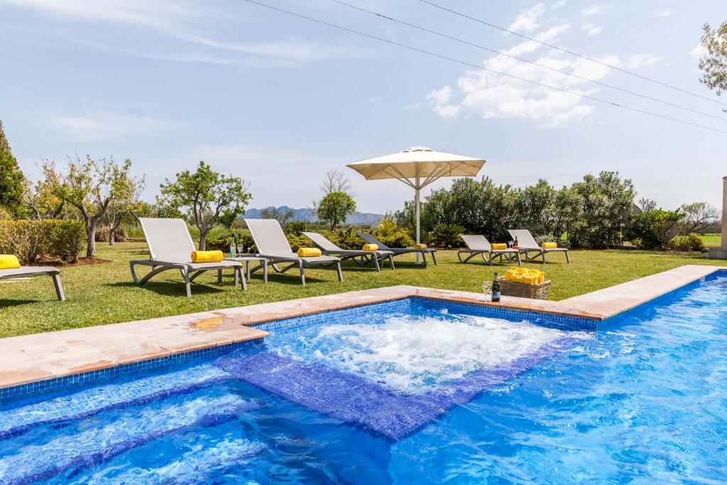 Bazén v ubytování Villa Cal Moliner by Sealand Villas nebo v jeho okolí